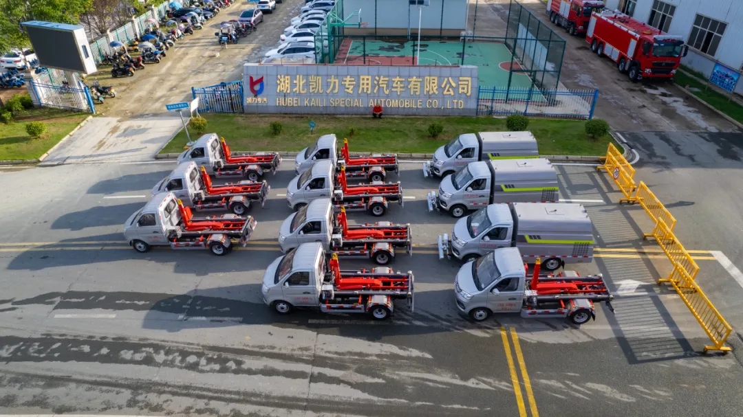 【批量发车】凯力风洗扫车勾臂式垃圾车批量发车!